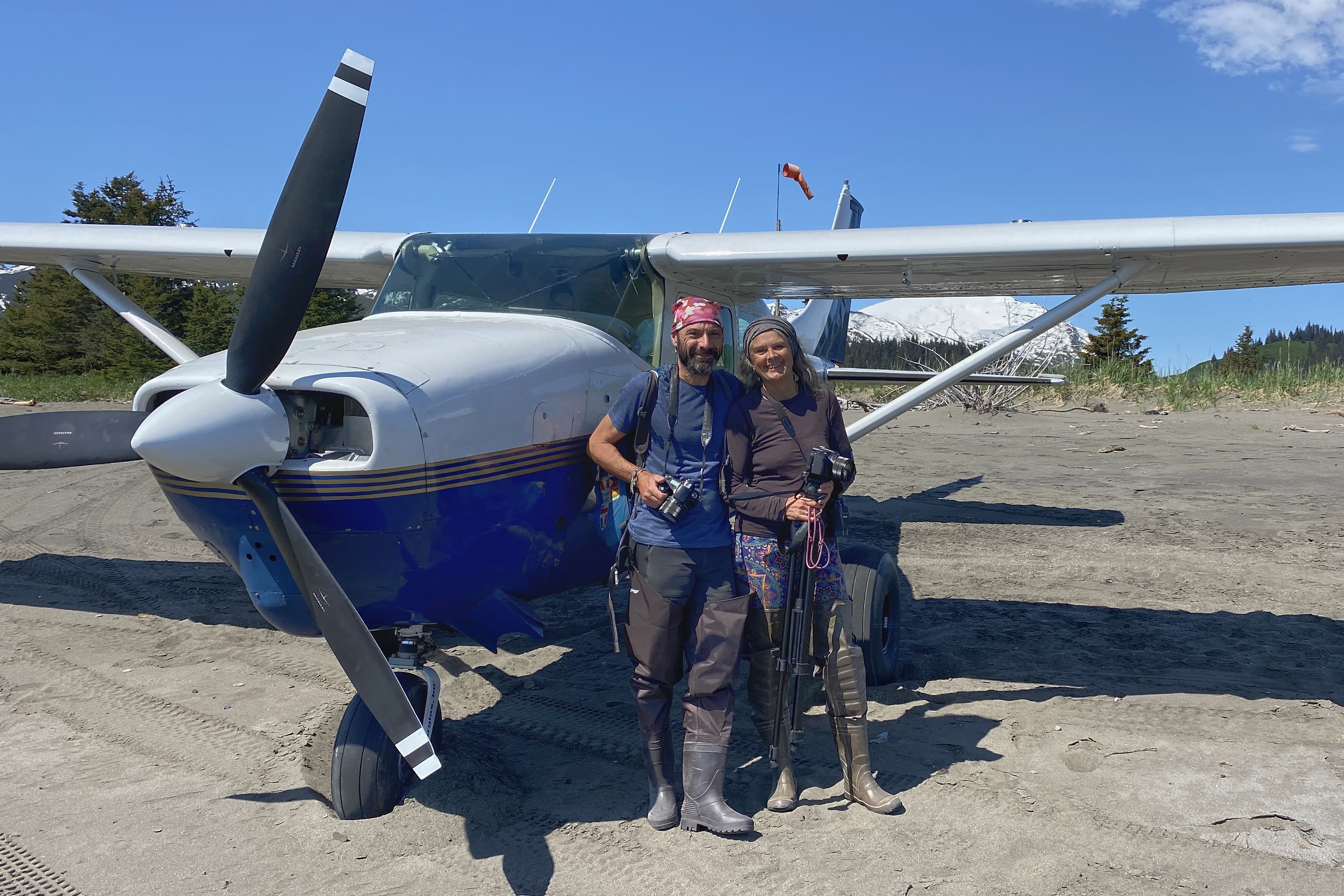Isa et Manu devant l'avion après l'excursion à Lake Clark